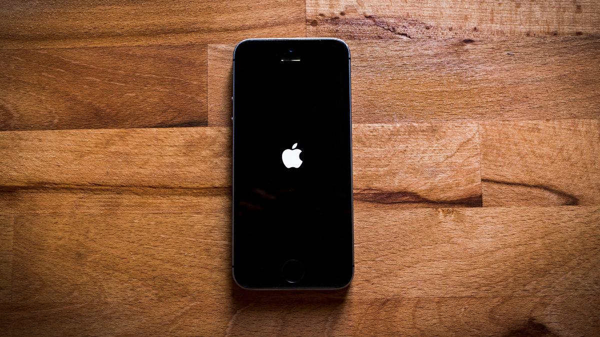 iOS 18.5 libera conectividade via satélite para iPhone 13