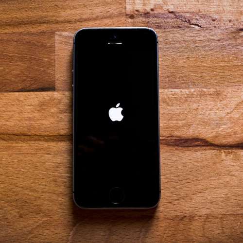 iOS 18.5 libera conectividade via satélite para iPhone 13
