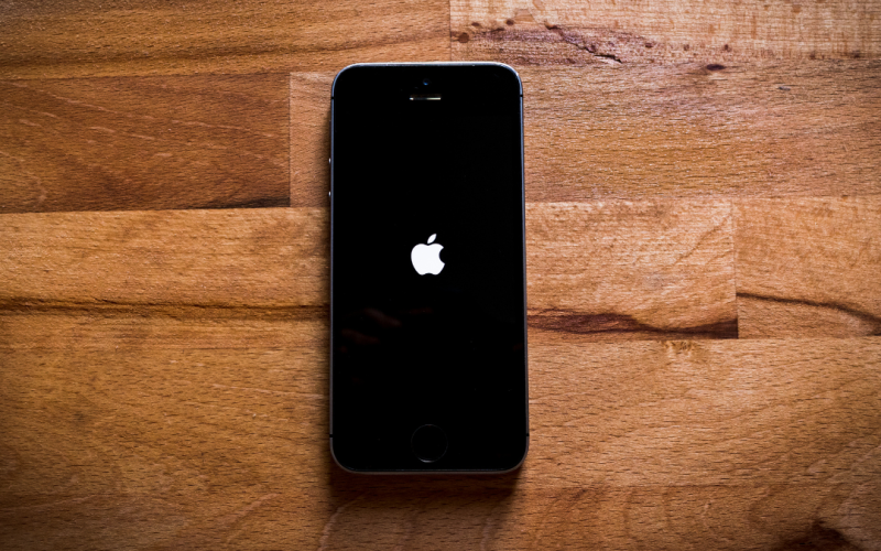 iOS 18.5 libera conectividade via satélite para iPhone 13